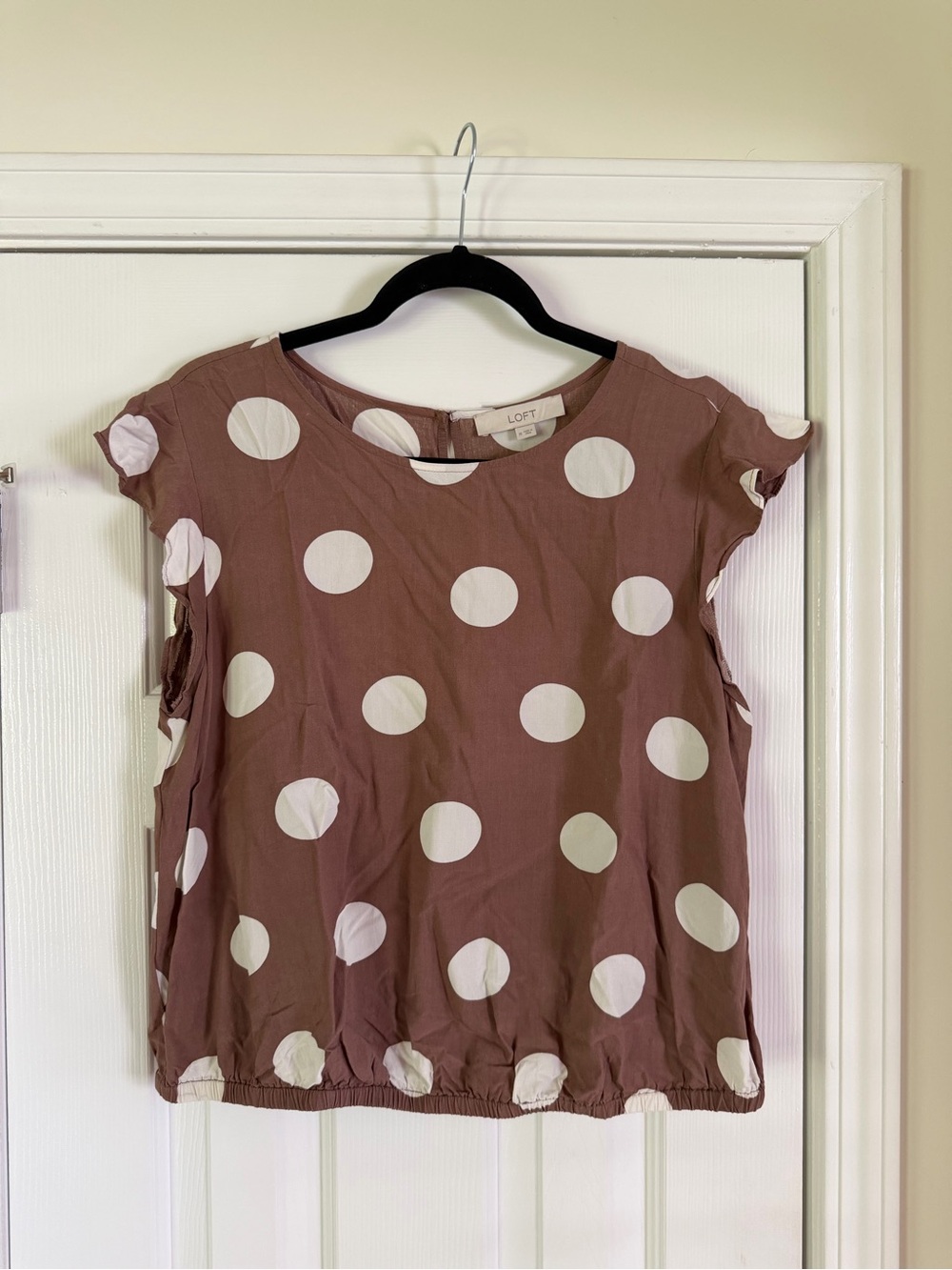 LOFT Women’s Polka Dot Banded Hem Flutter Sleeve Top Brown White Size Medium - Picture 3 of 10